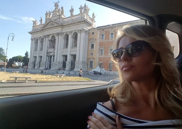 Снявшись в эротической фотосессии, Екатерина Архарова вспомнила свою веселую молодость в Италии