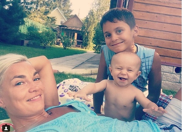 Юлия Костюшкина впервые показала лицо своего младшего сына