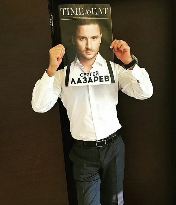 Смешной случай на концерте в Сочи: Сергей Лазарев едва не лишился зубов и сел на фуражку полицейского (видео) 
