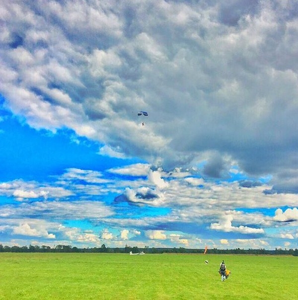 Александра Харитонова впервые прыгнула с парашютом (фото)