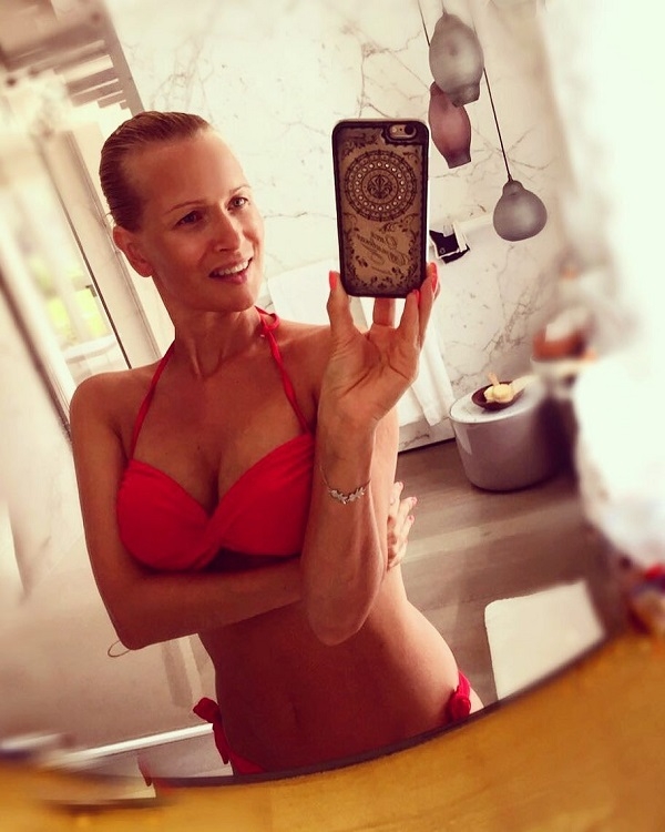 Олеся Судзиловская опубликовала фото в бикини и без косметики