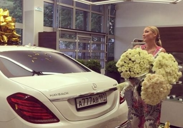 Анастасия Волочкова получила свой Майбах в подарок от Сергея Миронова и его партии «Справедливая Россия» 