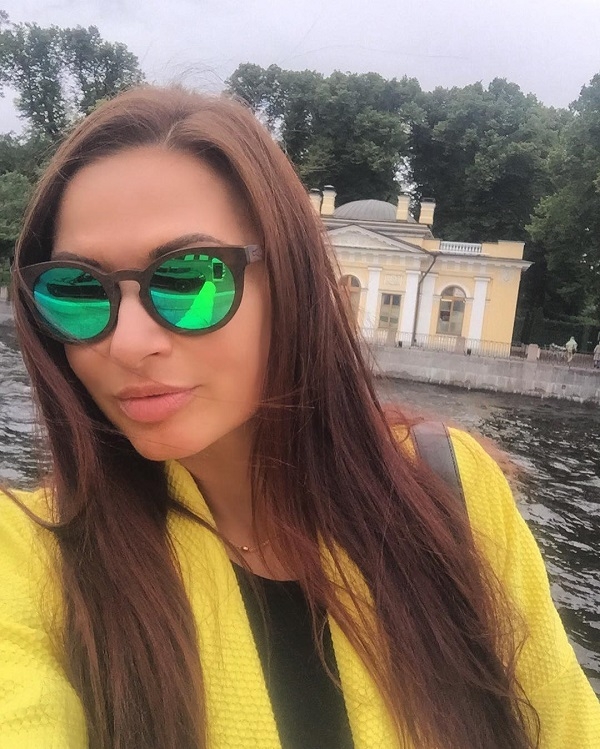 Эвелина Бледанс распугала всех пассажиров поезда своим внешним видом Эвелина Бледанс распугала всех пассажиров поезда своим внешним видом
