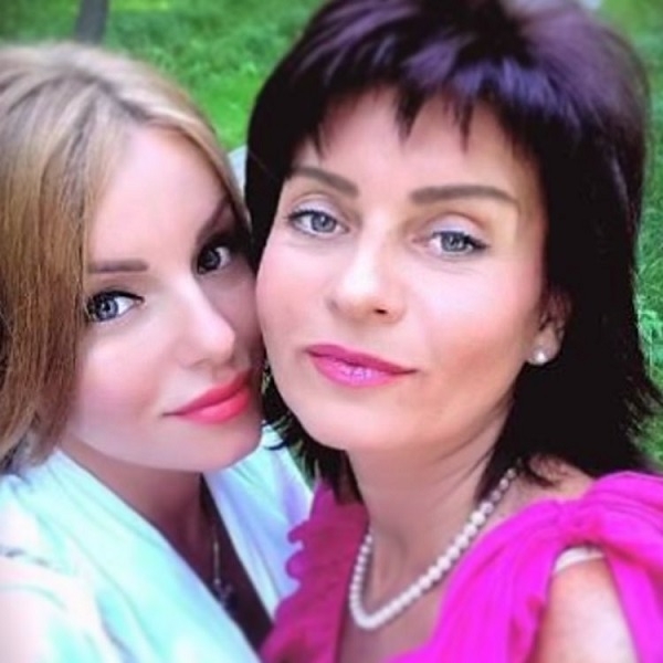 Юлия Волкова показала красавицу маму и поздравила ее с днем рождения 