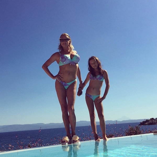 Анастасия Волочкова научила свою дочь, как правильно позировать в бикини 