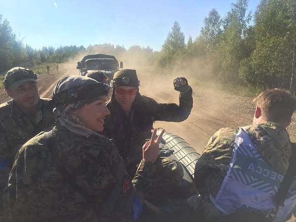 Настасья Самбурская оказалась в эпицентре боевых действий и спела дуэтом с Натальей Рудовой в танке 