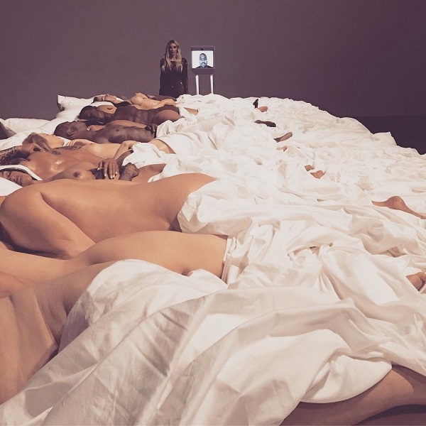 Вновь ставшая блондинкой Ким Кардашьян застукала мужа в постели с голыми девицами