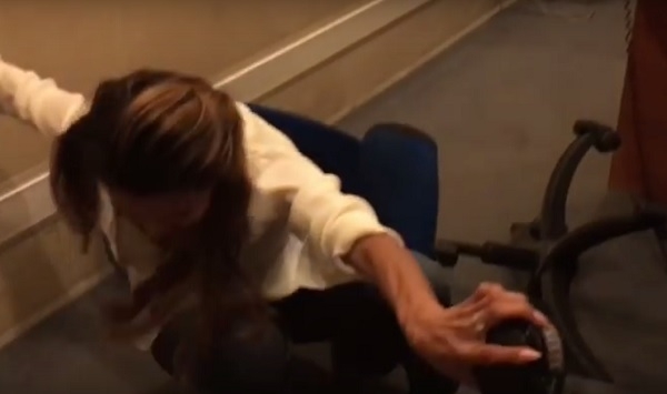Виктория Боня упала со стула во время эфира Русского радио (видео)