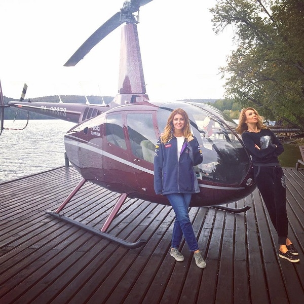 Анастасия Макеева оторвалась с подругой на яхте и полетала на вертолете