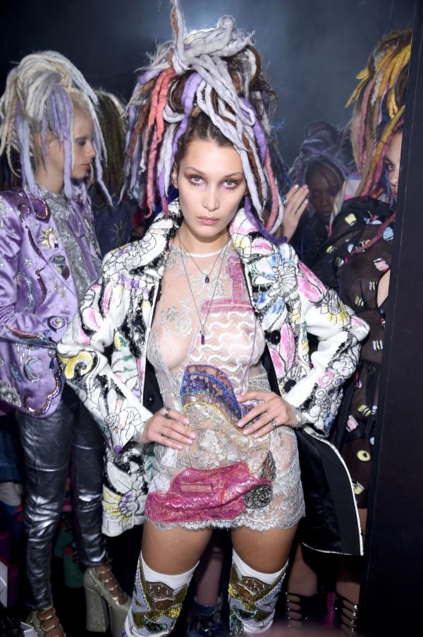 Белла Хадид показала красивую форму груди в прозрачном платье от Marc Jacobs