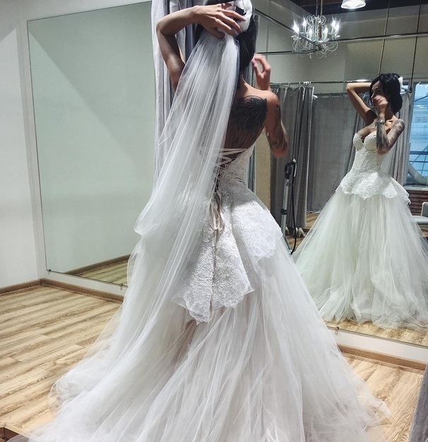 Саша Кабаева примерила свадебное платье