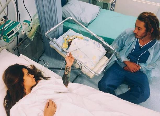 Айза Анохина поделилась снимком новорожденного малыша