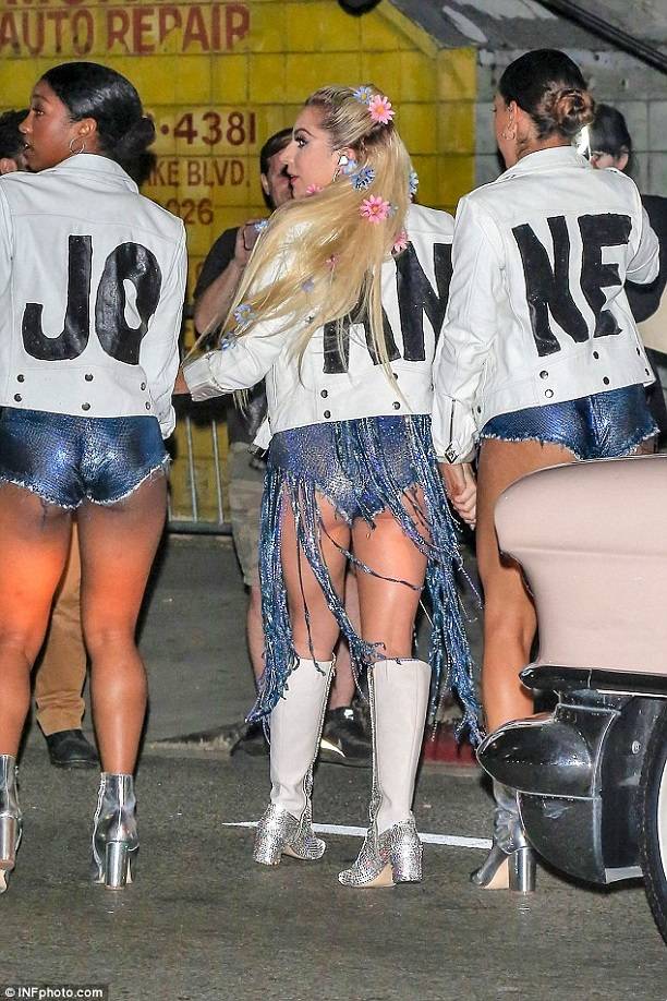 Леди Гага в коротких шортах устроила шоу «мокрая маечка» на улицах Лос Анджелеса