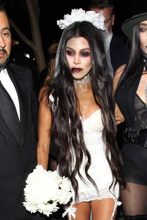Кортни Кардашьян ужаснула натуральностью своего наряда невесты на Хэллоуин