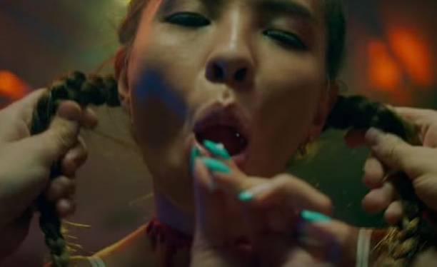 Чрезмерно сексуальный клип певицы KISA вызвал возмущение борцов за нравственность (видео)