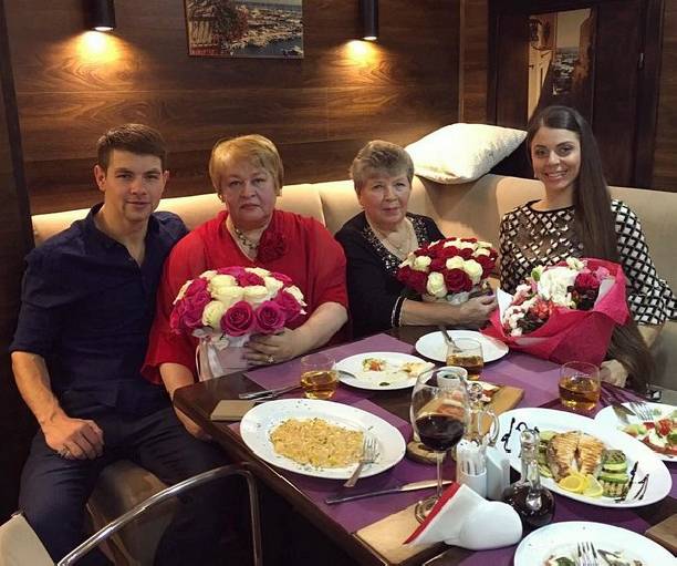 Ольга Рапунцель провела вечер с мамой Дмитрия Дмитриенко