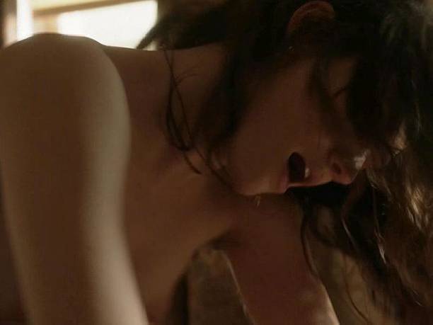 Сексуальная Сцена С Эмми Россам – Бесстыжие (2011)