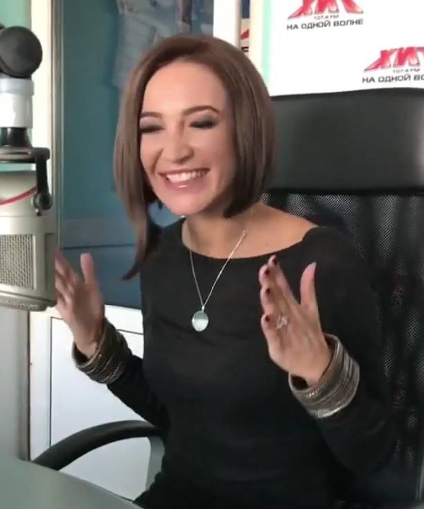 Счастливая Ольга Бузова живьём исполнила новый хит «Под звуки поцелуев» (видео)