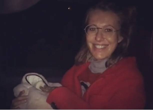 Ксения Собчак выписалась из роддома под покровом темноты (видео)