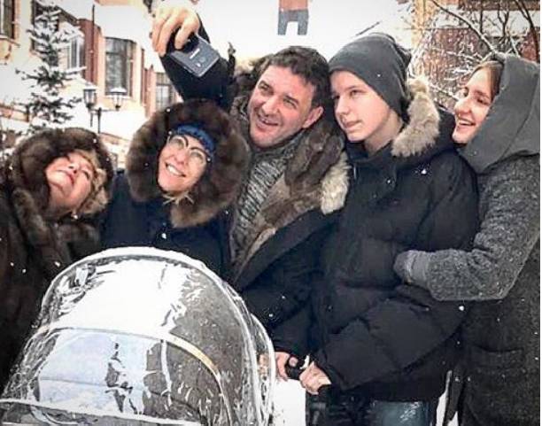 Ксения Собчак и Максим Виторган поделились снимками с первой прогулки новорожденного сына