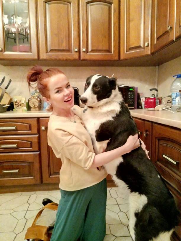 Елена Князева взяла из приюта большого пса без лапы