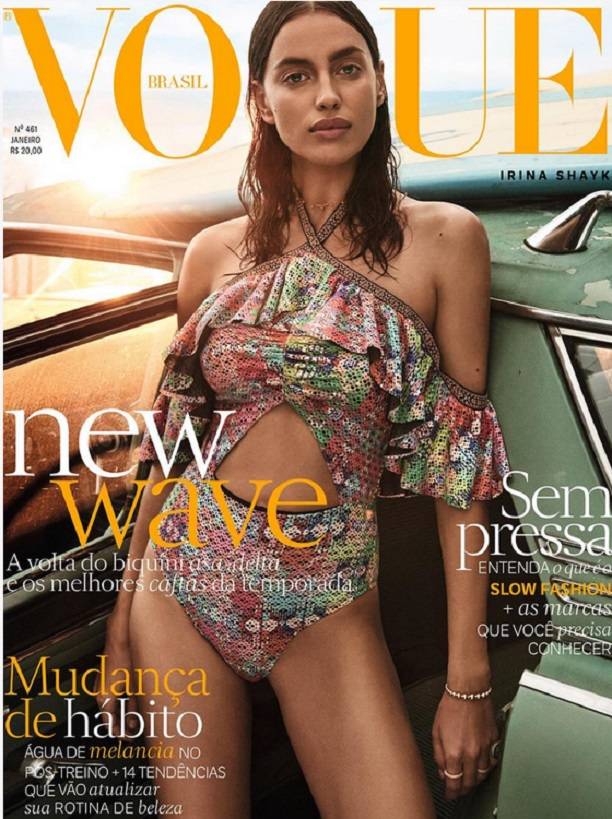 Надев пляжные наряды, Ирина Шейк снялась в фотосессии для Vogue