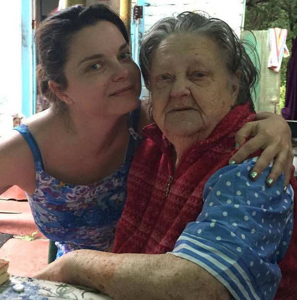 Украинские власти не дали Наташе Королевой похоронить бабушку