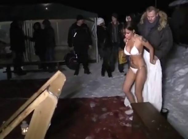Елена Беркова возмутила своим внешним видом во время купания в проруби