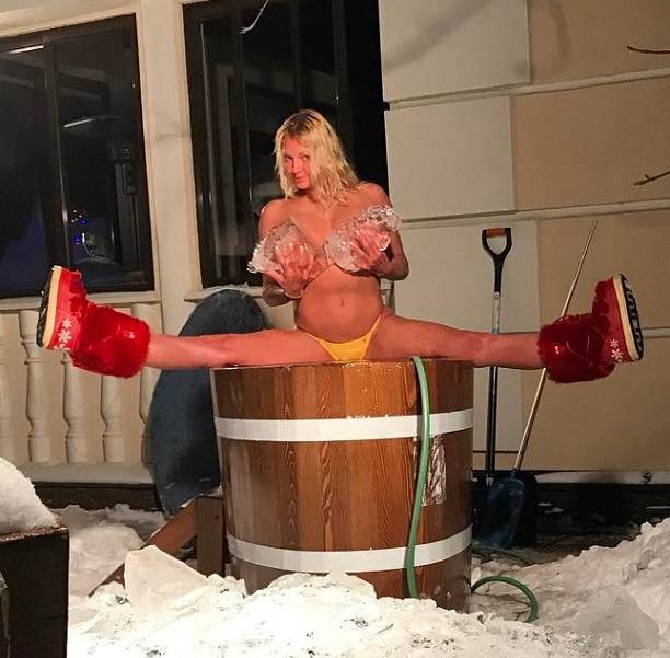 Свой День рождения Анастасия Волочкова начала с очередной провокационной фотографии топлесс