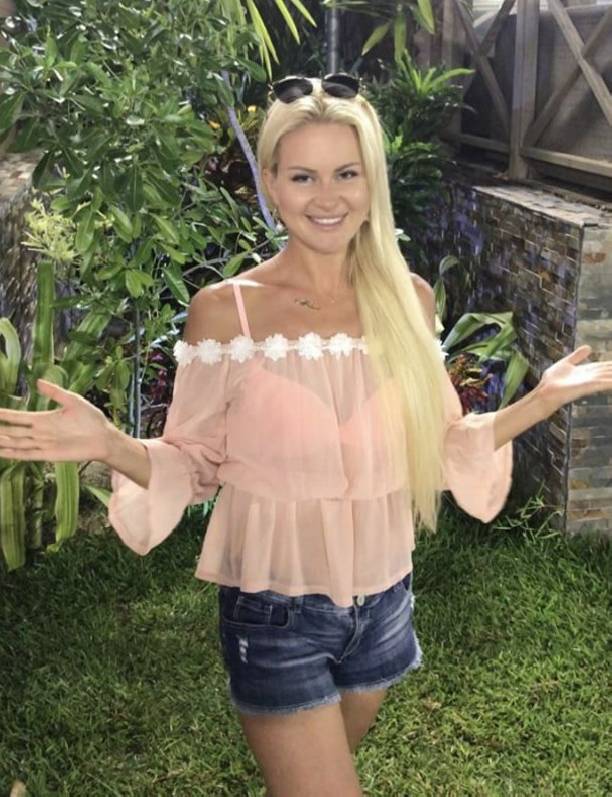 Станцевав на яхте, Марина Африкантова показала идеальную фигурку