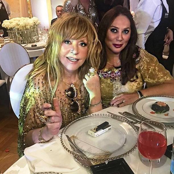 На светской вечеринке, Алла Пугачева предпочла изысканным угощениям сигареты