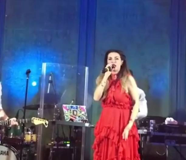Анна Седокова перестала скрывать животик и подтвердила беременность