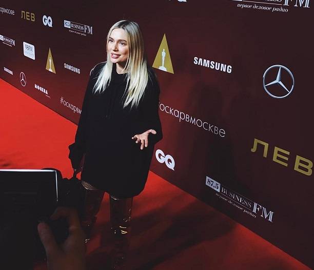 Наталья Рудова появилась на премьере в золотых ботфортах и колготках в сеточку