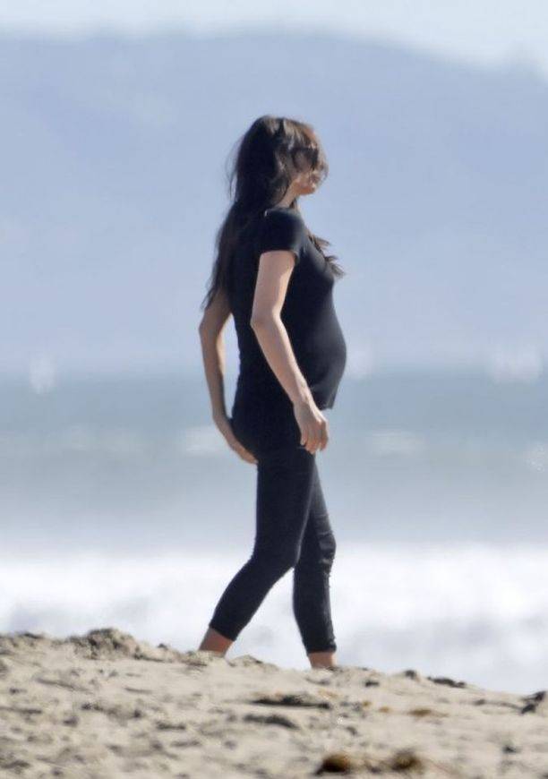 Папарацци засняли беременную Ирину Шейк на пляже