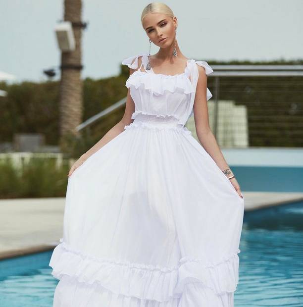 Алена Шишкова опубликовала снимок в белом платье