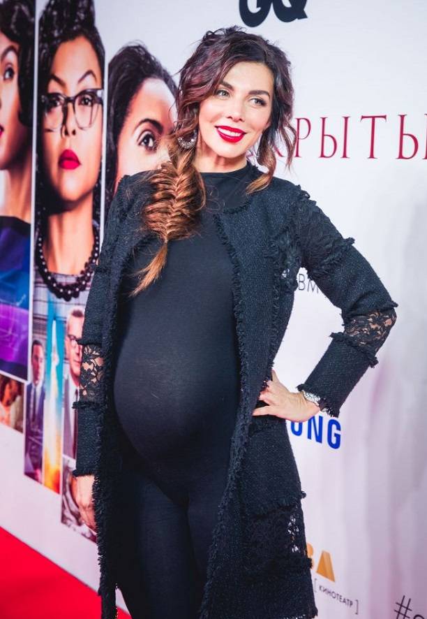 Беременная Анна Седокова ошарашила своим облегающим трико на премьере фильма