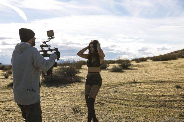 Артем Качер снял известную американскую модель в новом видео на песню "Яд"