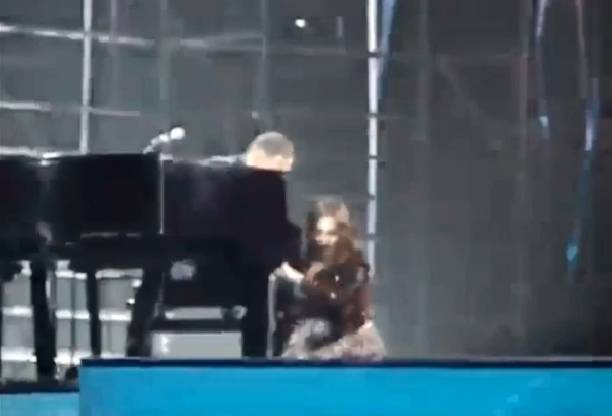 София Ротару упала под рояль прямо во время концерта