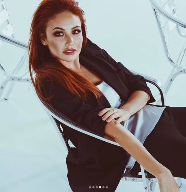 Ляйсан Утяшева показала, как выглядеть сексуально в строгом костюме