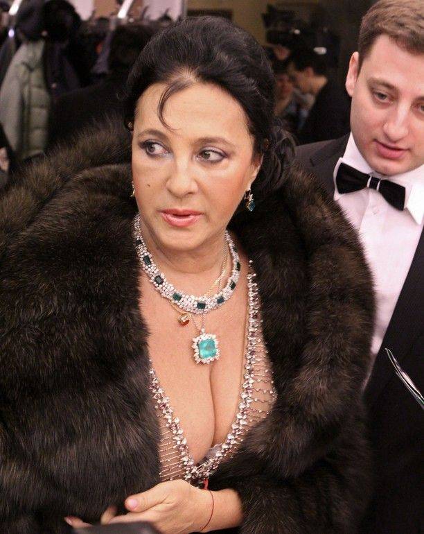 В сети появился снимок Ирины Винер в довольно развратной блузе