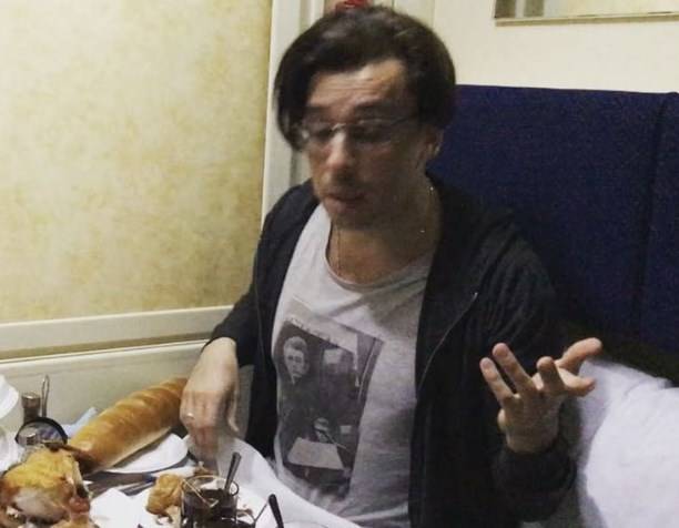 Максим Галкин продолжает "зажигать" в поезде