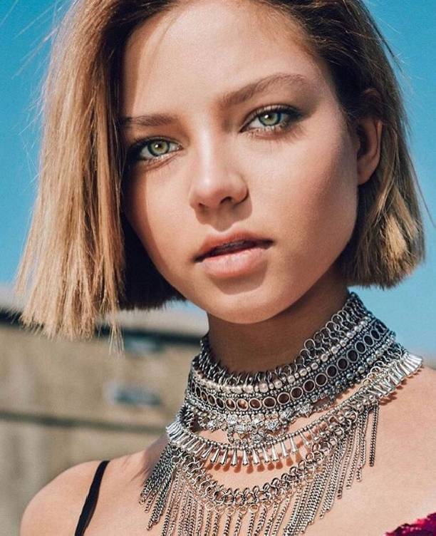 Леся Кафельникова показала, что у нее под юбкой
