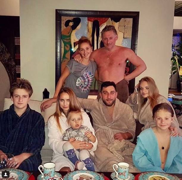 Татьяна Навка с ранних лет приучает младшую дочку к камере