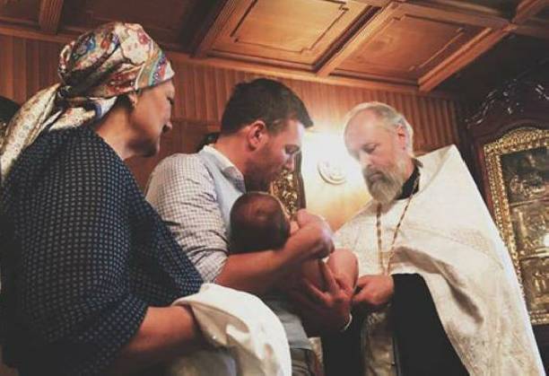 Вячеслав Манучаров провел обряд крещения сына
