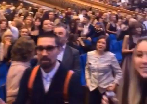 На юбилее Филиппа Киркорова Дима Билан не снимал со спины красного рюкзака