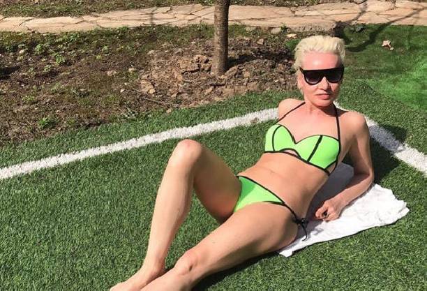 Жанна Эппле поразила фотографией в купальнике