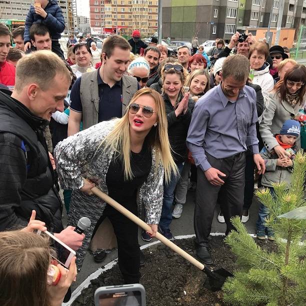 В Тюмени могут оштрафовать Анну Семенович за выброшенную жвачку