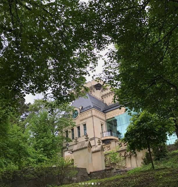 Максим Галкин провёл подробную экскурсию по замку Аллы Пугачевой