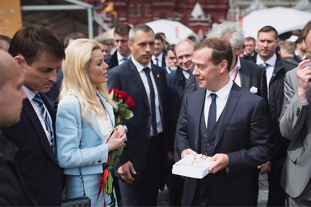 Дмитрий Медведев получил в подарок книгу рецептов успешного бизнеса