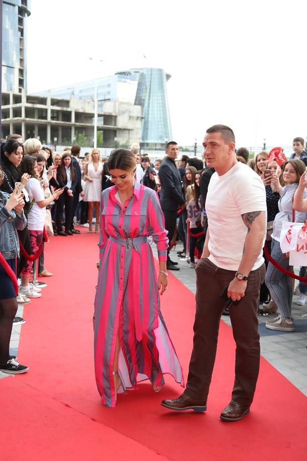 Ксения Бородина и Курбан Омаров удивили выбором образов для красной дорожки Fashion People Awards 